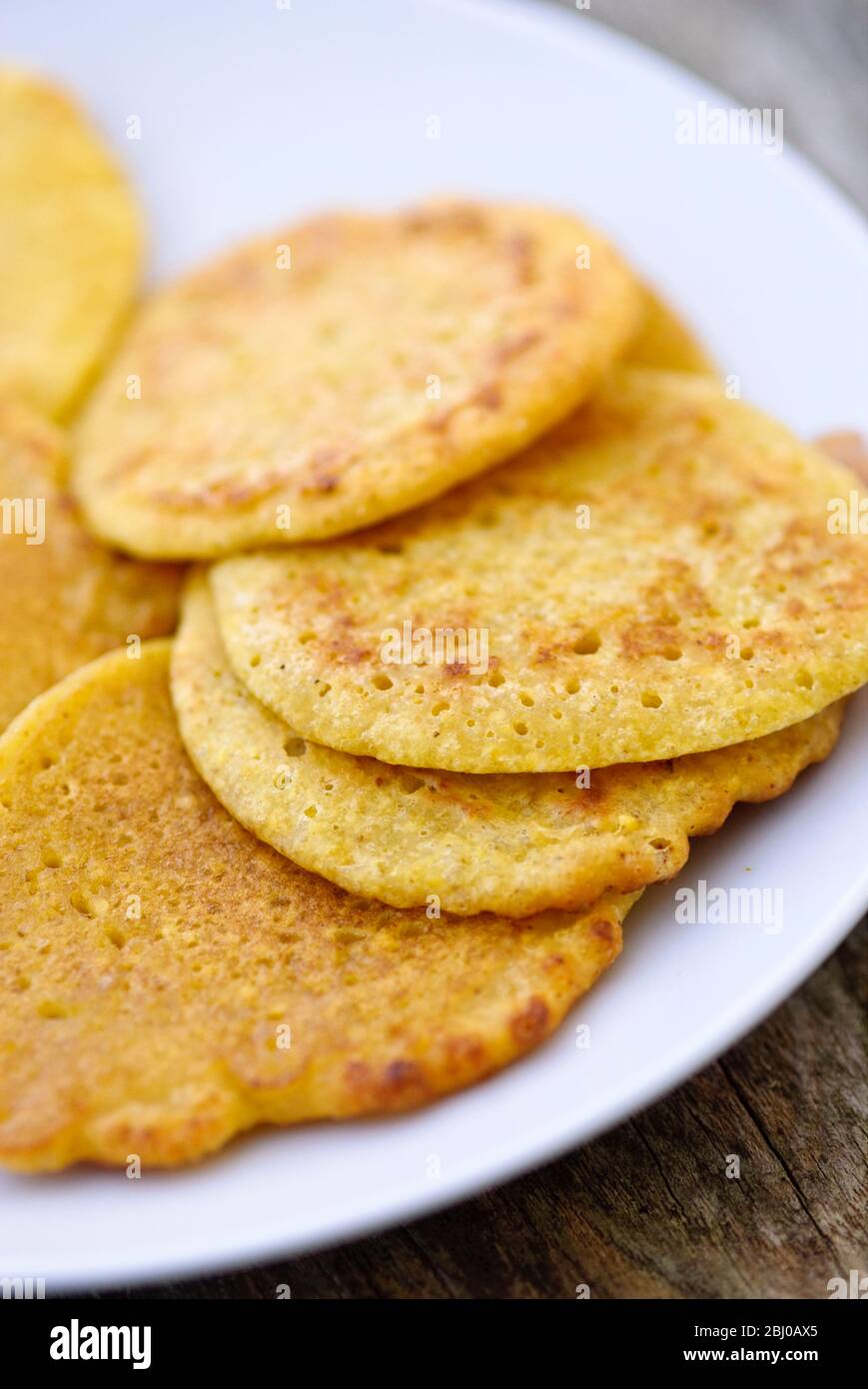 Kleine Pfannkuchen aus indischem Kichererbsenmehl (Chana dal), glutenfrei und sehr nahrhaft. - Stockfoto