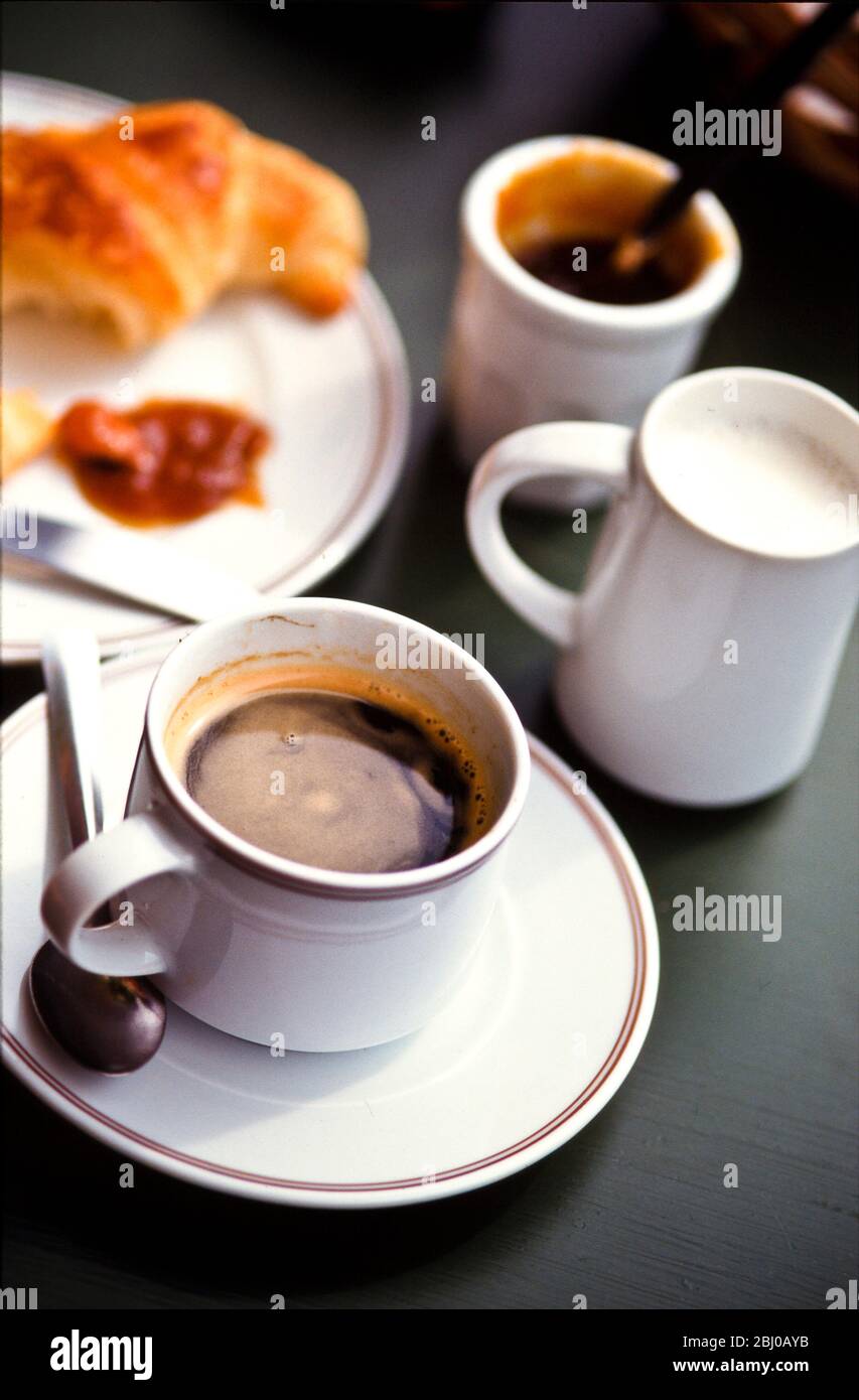 Kaffee und Croissant auf dem Kaffeetisch in Südfrankreich - Stockfoto