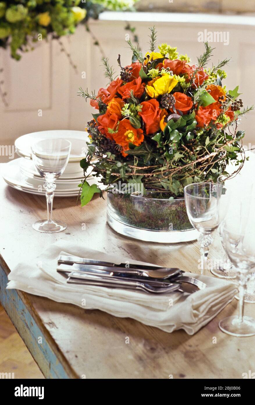 Üppige Blumenarrangements von Rosen, Anemonen, Efeu, als Tischdekoration für Party - Stockfoto