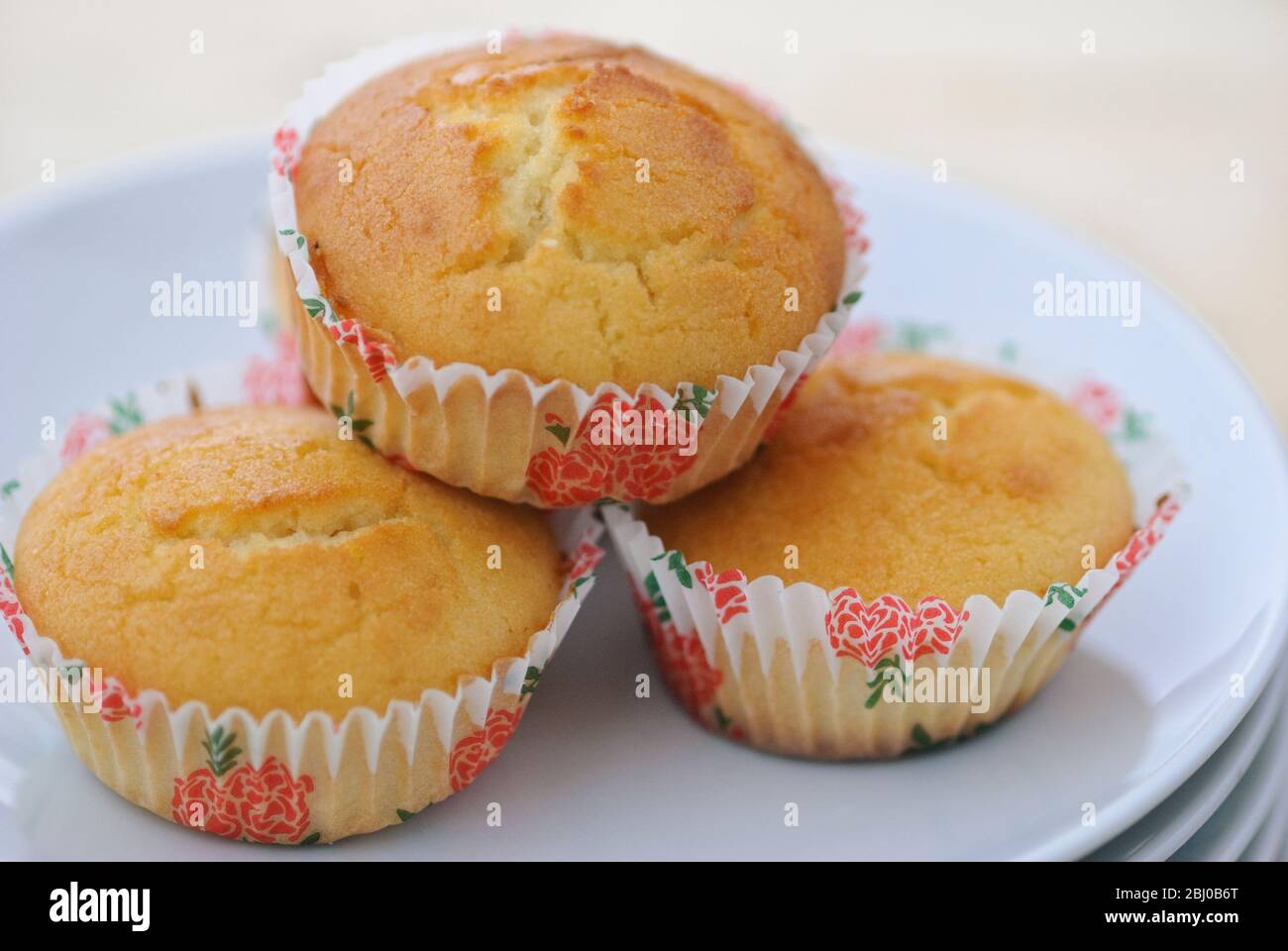 Muffin nach portugiesischem Bollo de Arroz Rezept, hergestellt mit Reismehl und glutenfreiem Mehl - Stockfoto