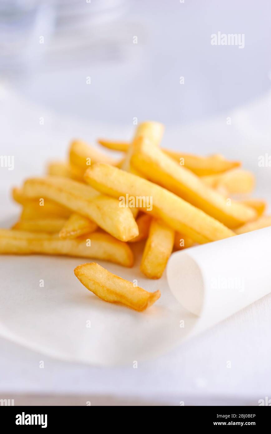 Stapel pommes frites auf fettdichtem Papier - Stockfoto