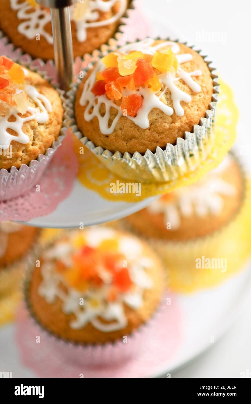 Cakestand mit Eismuffins auf gelben und rosa Doileys - Stockfoto