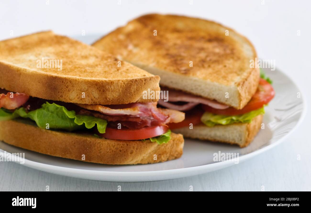 BLT, Bacon Salat und Tomato Sandwich auf geröstetem Weißbrot. - Stockfoto