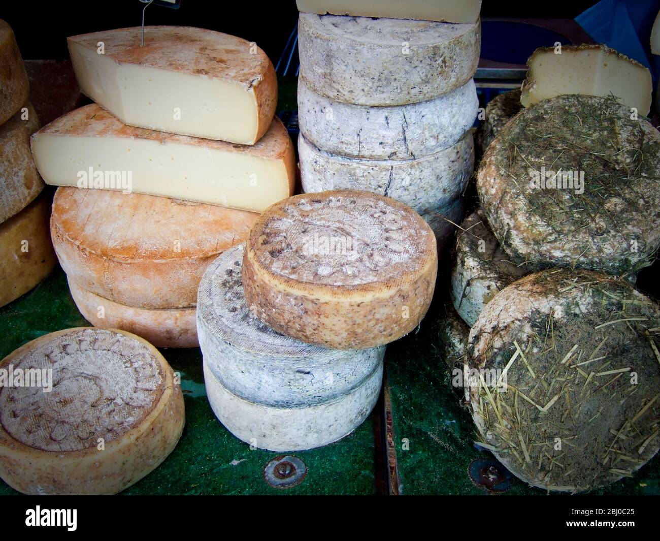 Italienischer Käse auf dem Markt in Edenbridge Kent - Stockfoto