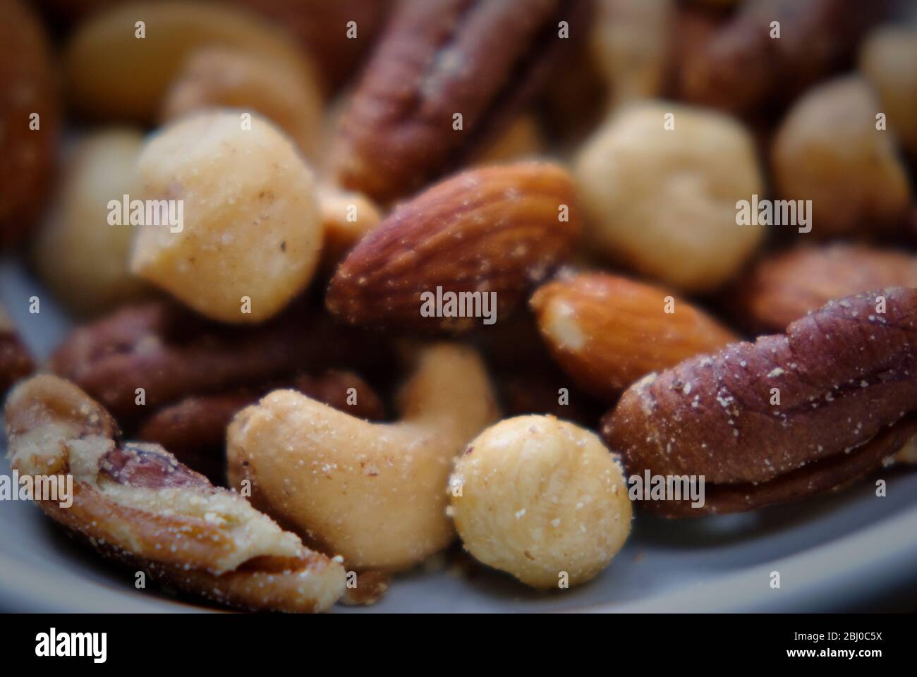 Auswahl an gemischten gesalzenen Nüssen - Stockfoto