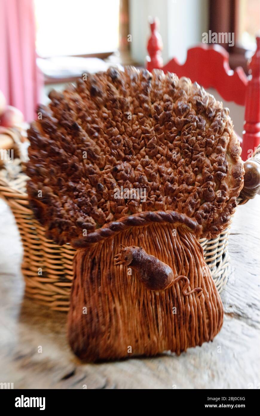 Dekorativer Laib in Form von Weizenbrot mit Maus für Erntefest - Stockfoto
