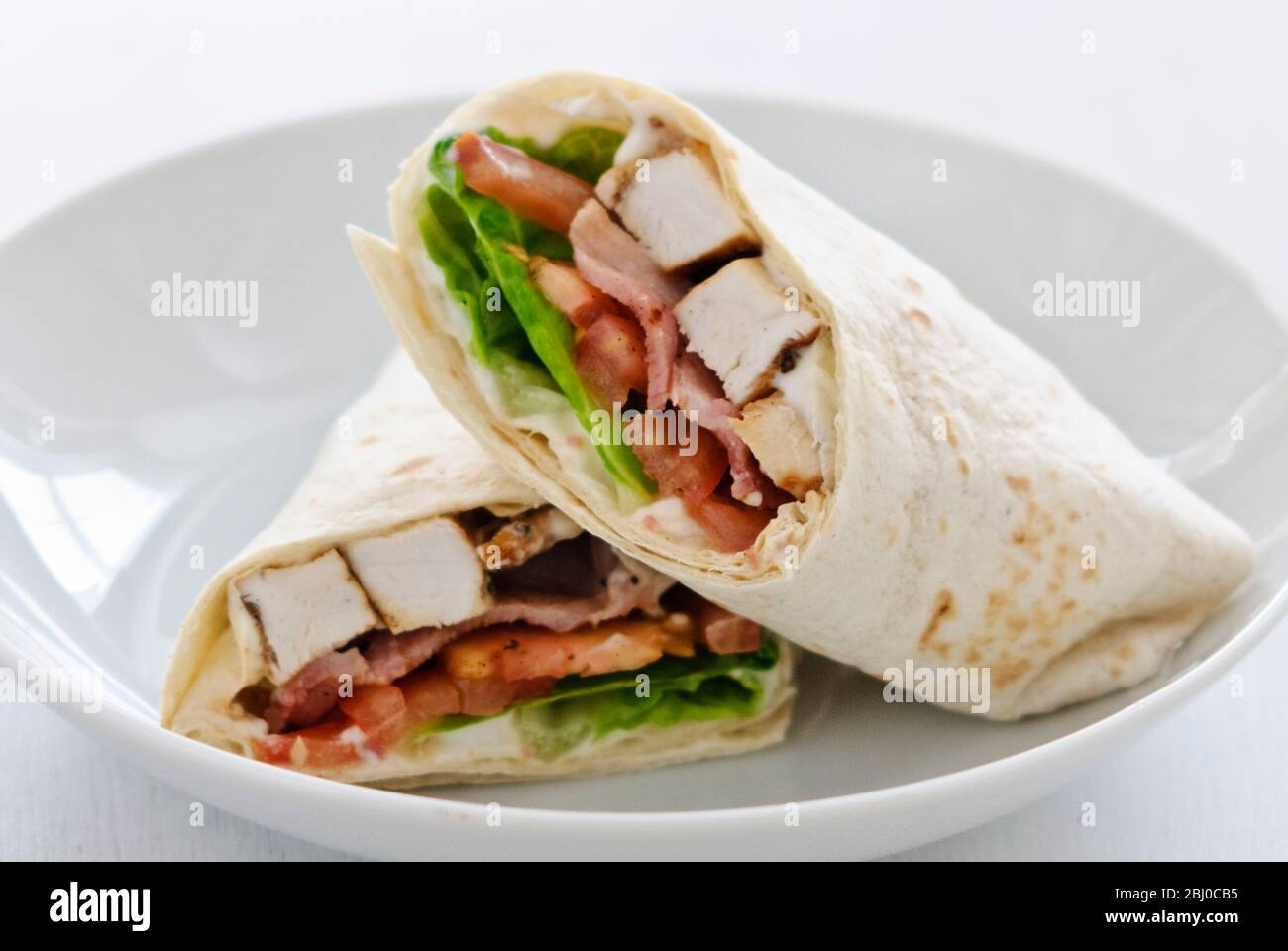Sandwich Wrap mit Huhn, Speck, Tomaten und Salat - Stockfoto