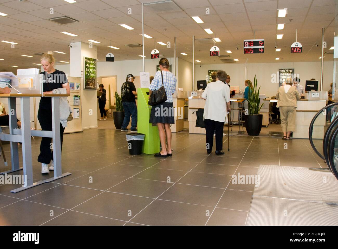Innenansicht der Bank in Göteborg, Schweden mit typischen Kunden. - Stockfoto