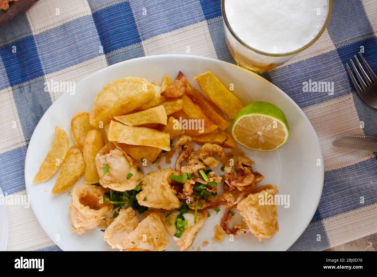Deepfried Tintenfisch mit Chips am Strand Restaurant im Süden Zyperns - Stockfoto