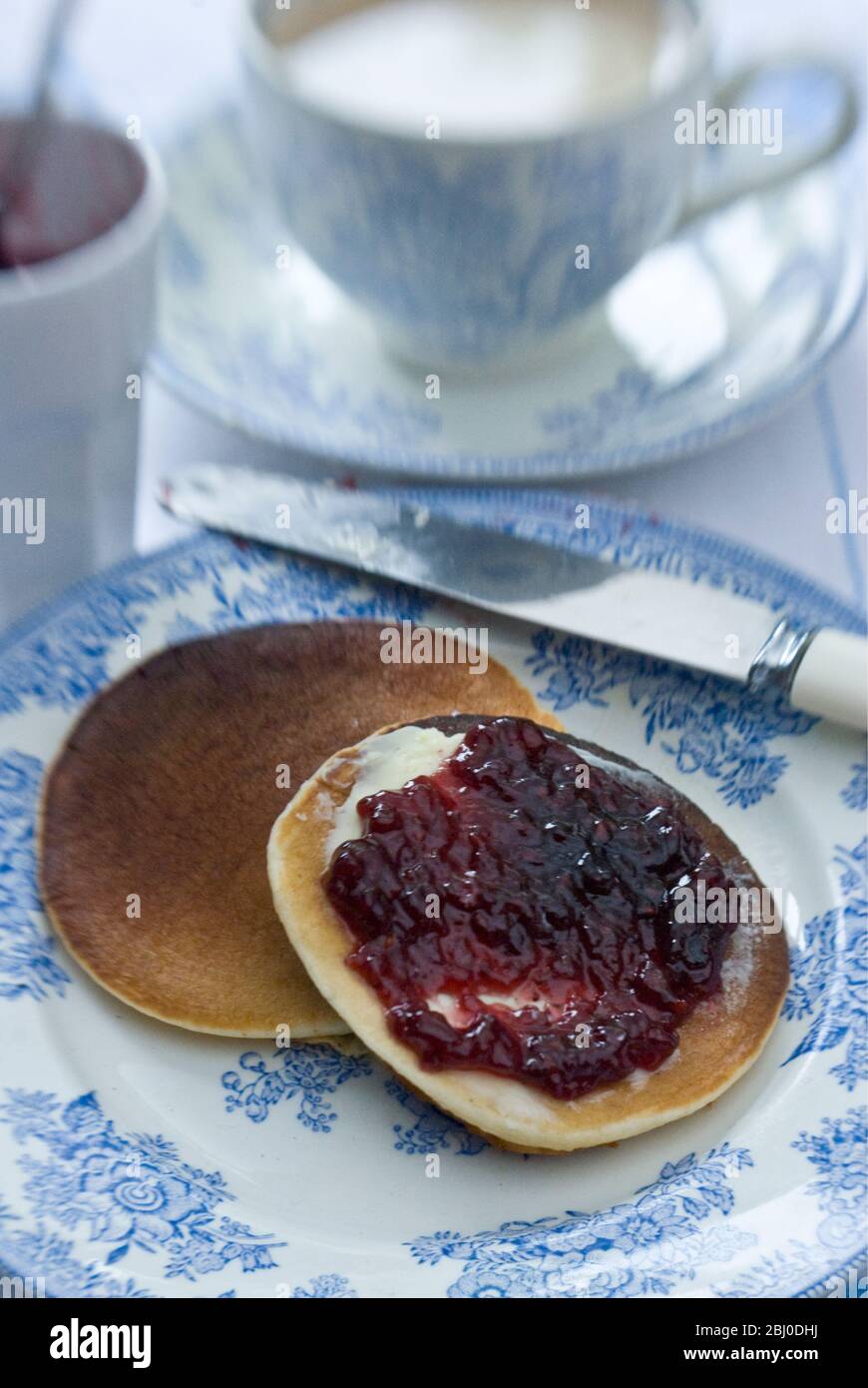 Teatime-Einstellung mit Scotch Pancakes und Himbeermarmelade - Stockfoto