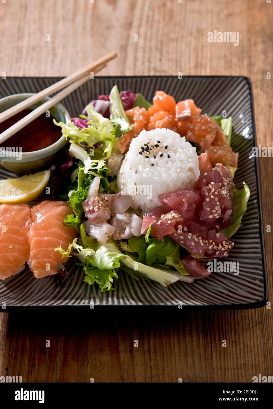 Leichtes japanisches Sashimi-Mittagessen mit einer Auswahl an rohem Fisch. - Stockfoto