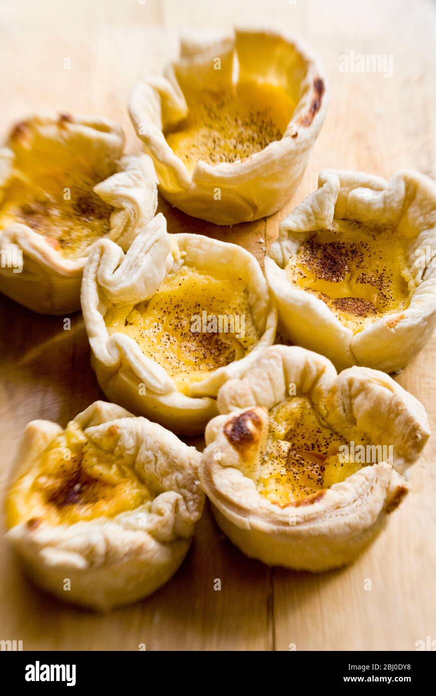 Hausgemachte pudding-Torten nach portugiesischem Stil mit Pudding- und Blätterteig für Konditoren - Stockfoto