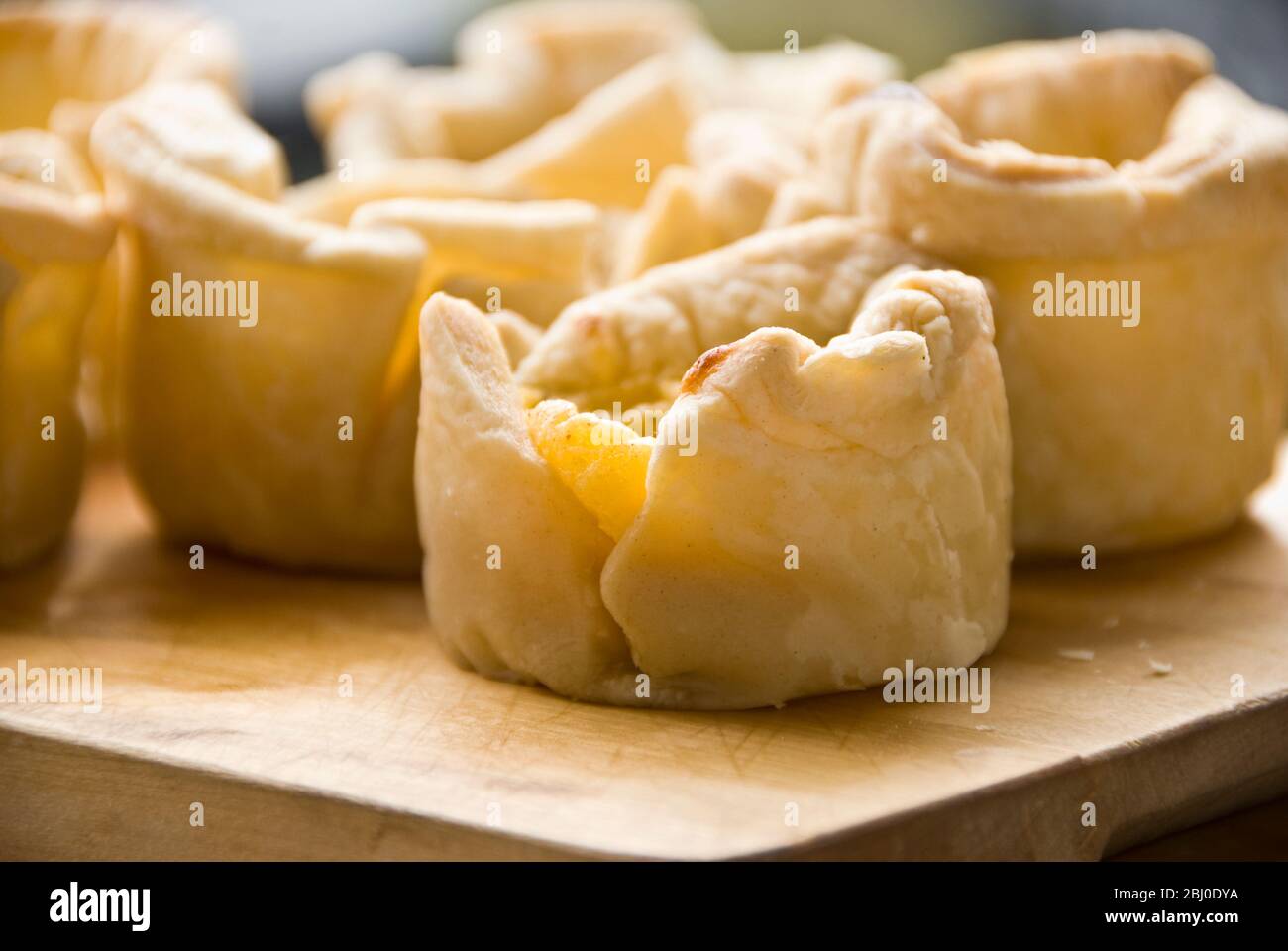 Hausgemachte pudding-Torten nach portugiesischem Stil mit Pudding- und Blätterteig für Konditoren - Stockfoto