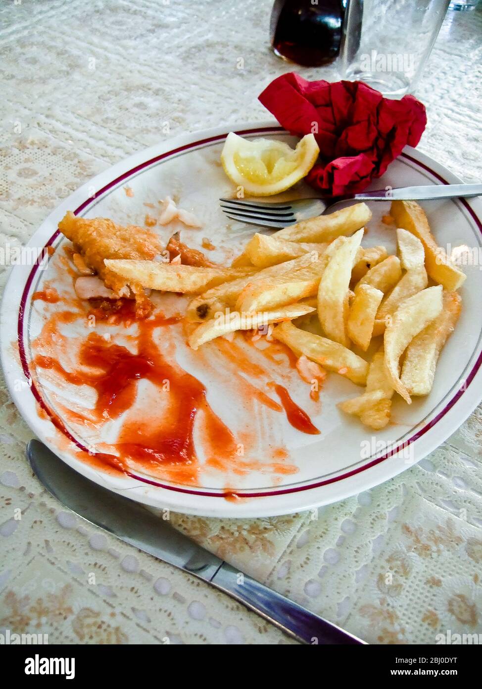 Reste auf dem Teller nach dem Essen von Fish and Chips im Restaurant. - Stockfoto