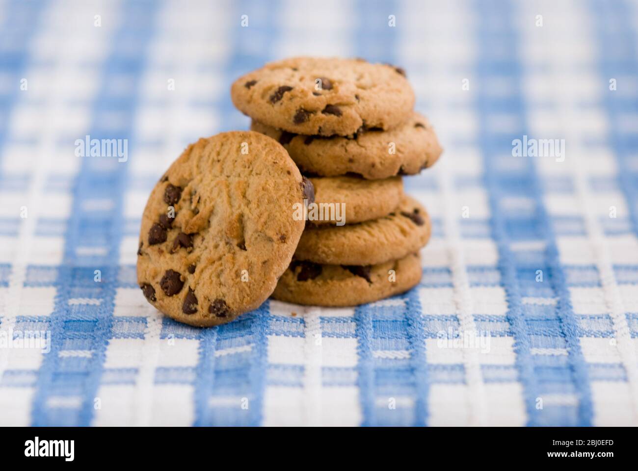 Stapel von Schokoladenchip-Cookies aus dem Supermarkt - Stockfoto