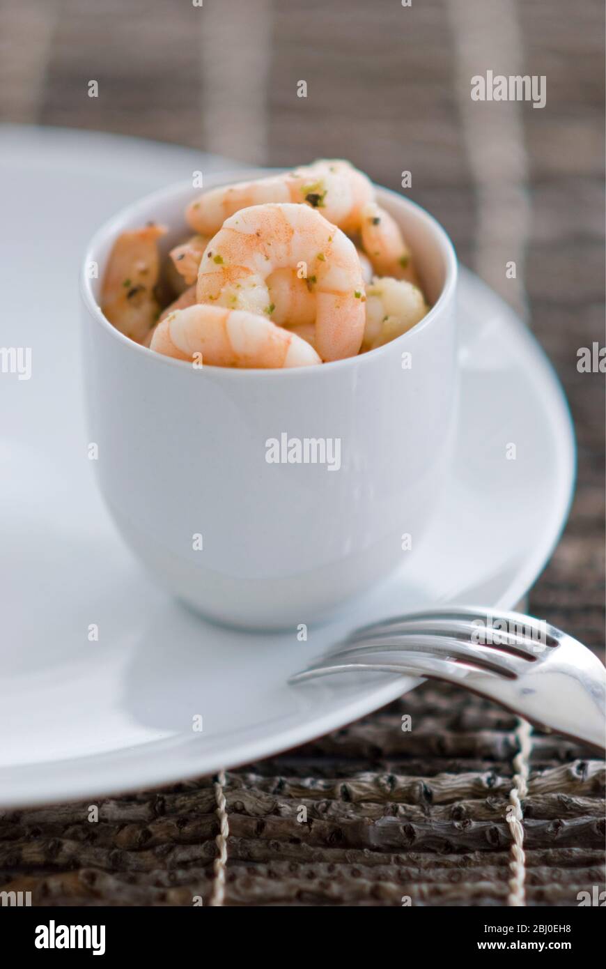 Gebratene Garnelen mit Chili und Kräutern umrühren - Stockfoto