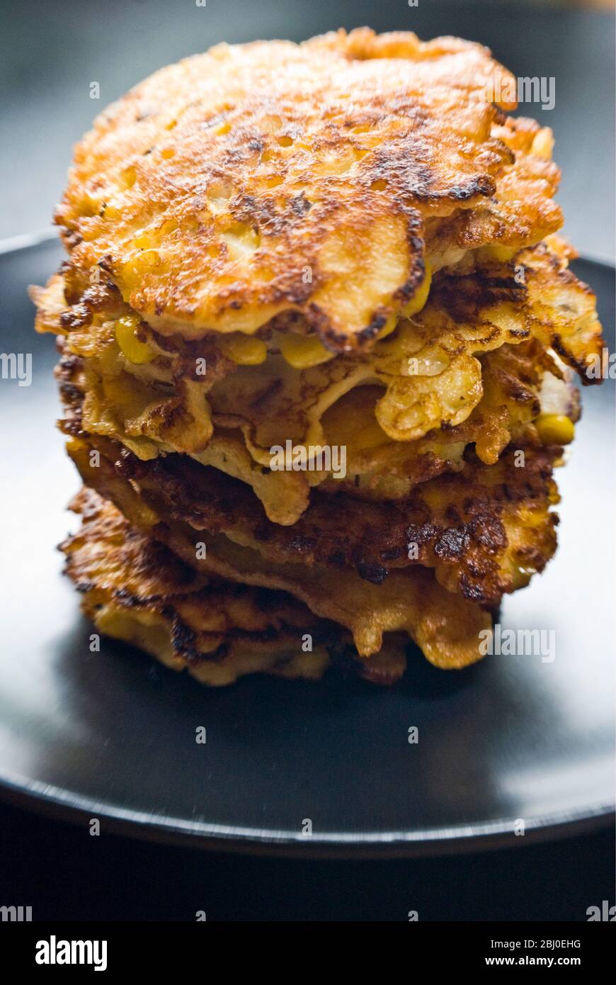 Stapel von Süßmais und Krabben Fritters - Stockfoto