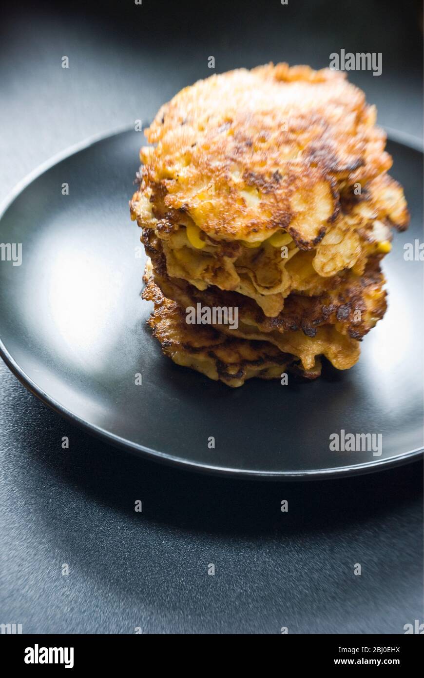 Stapel von Süßmais und Krabben Fritters - Stockfoto