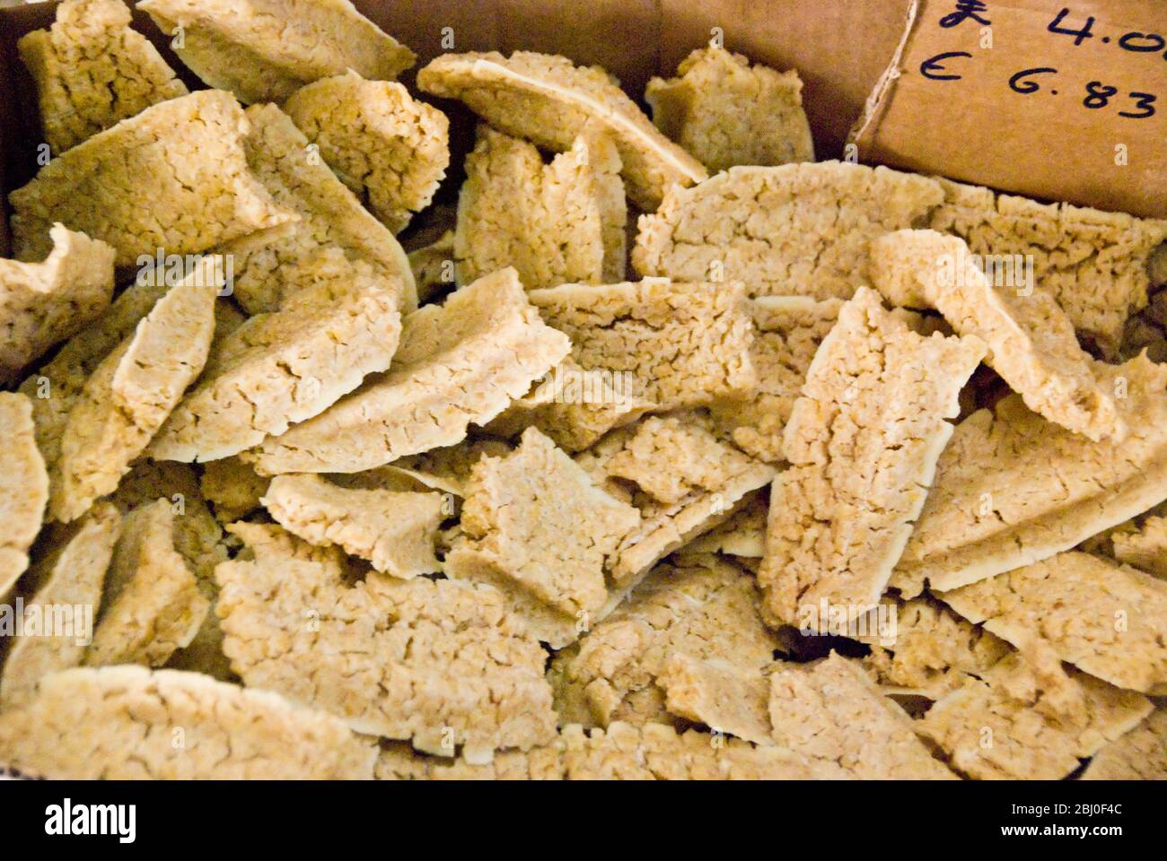 Stücke von "trahana" - eine fermentierte Mischung aus gebrochenem Weizen und Joghurt getrocknet für den Einsatz in Wintersuppen in Zypern und dem Mittleren Osten. Auch bekannt als kash Stockfoto
