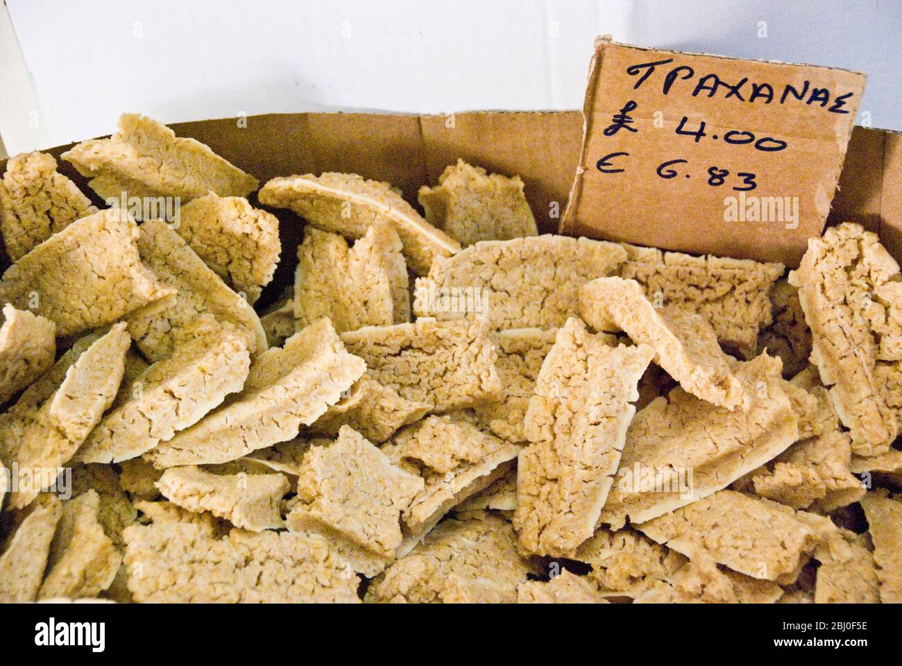 Stücke von "trahana" - eine fermentierte Mischung aus gebrochenem Weizen und Joghurt getrocknet für den Einsatz in Wintersuppen in Zypern und dem Mittleren Osten. Auch bekannt als kash Stockfoto
