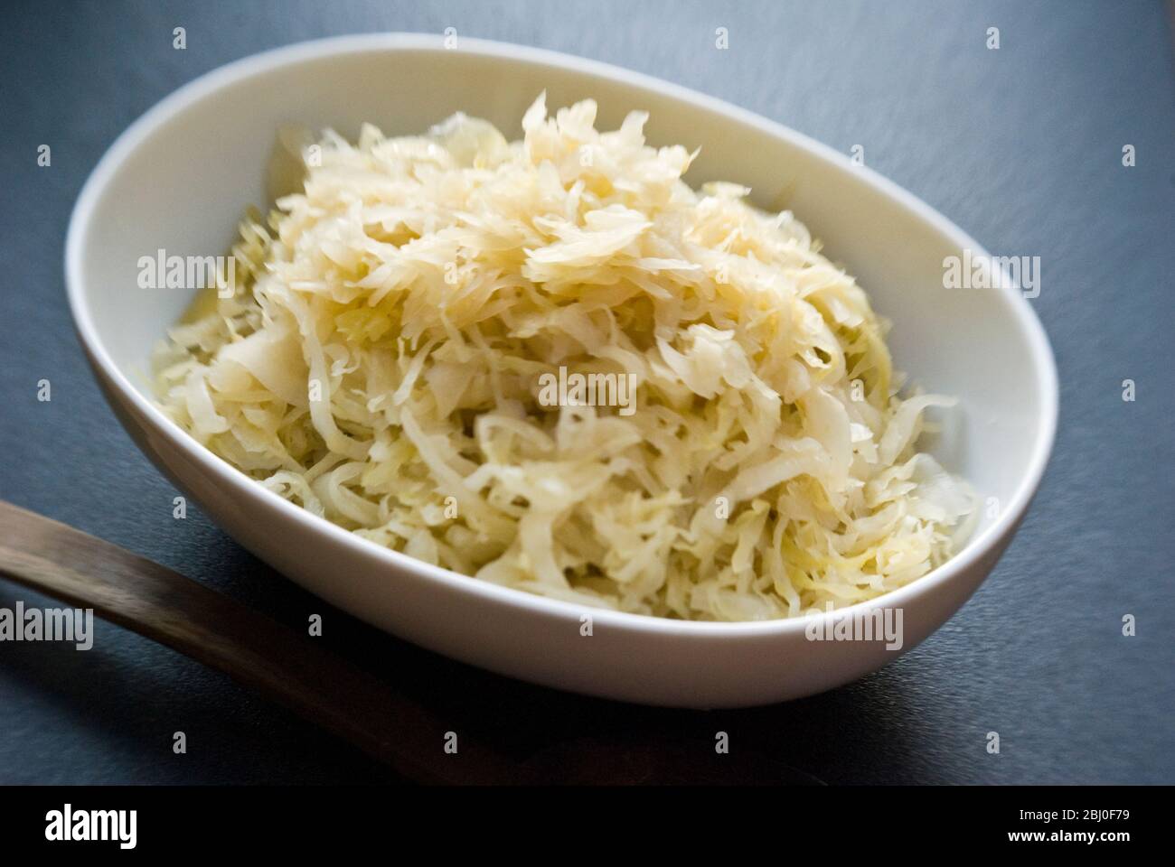 Kleines weißes Gericht aus deutschem Sauerkraut. - Stockfoto