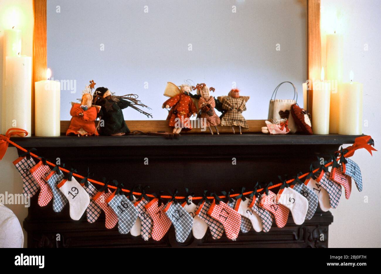 Chimneypiece für Weihnachten mit Adventskalender aus kleinen Weihnachtsstrümpfen mit Platz für kleine Geschenke für jeden Adventstag - Stockfoto