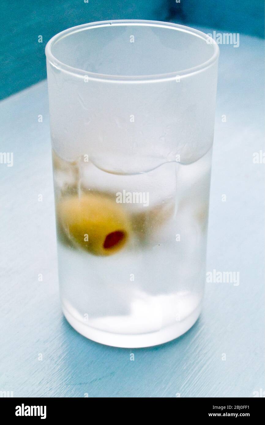 Klassischer trockener martini, aber auf einem Glas auf Eis serviert. - Stockfoto