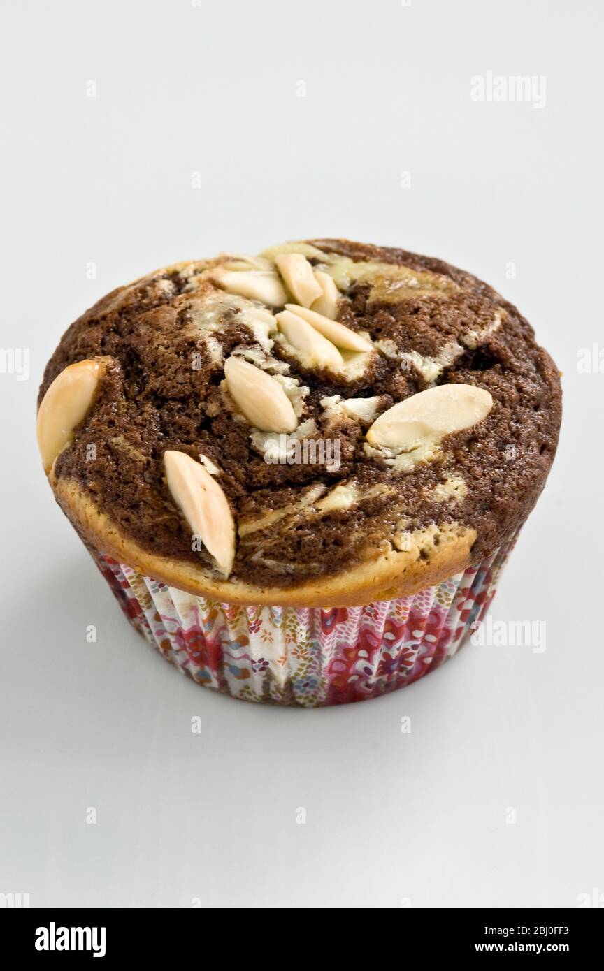 Marmorierte Schokolade und schlichter Muffin mit Mandelsplittern als Belag - Stockfoto