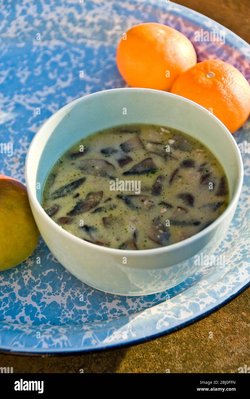 Leichtes Mittagessen mit hausgemachter Pilzsuppe mit frischem Obst. - Stockfoto