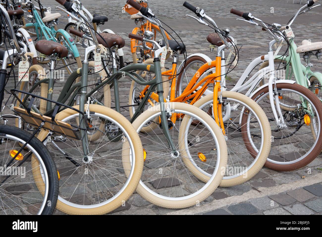 Bordeaux , Aquitaine / Frankreich - 04 15 2020 : viele von uns Fahrrad Cruiser Strand Fahrrad Custom Shop auf Store City Street geparkt Stockfoto