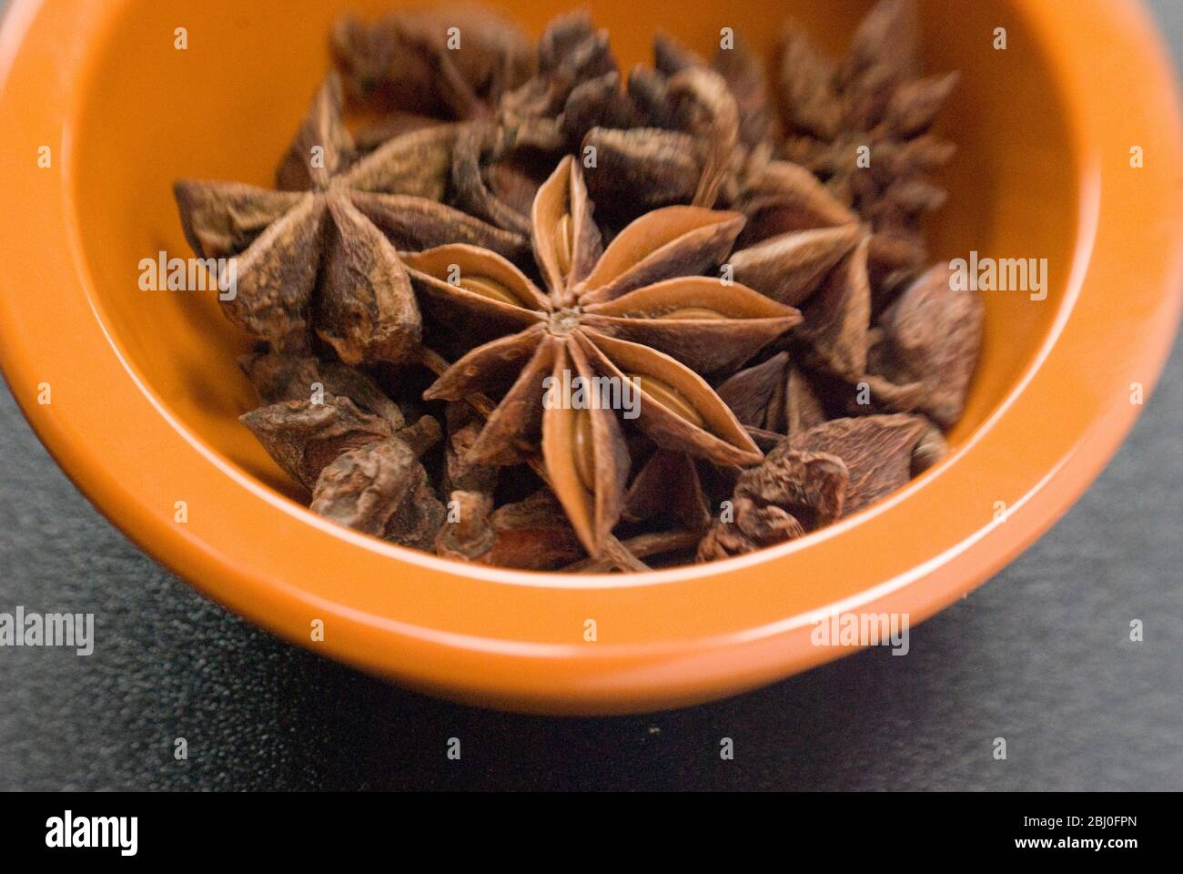 Getrocknete Sternanis in einer kleinen Schüssel. Auch bekannt als Sternanis, badiane oder chinesischer Sternanis. - Stockfoto