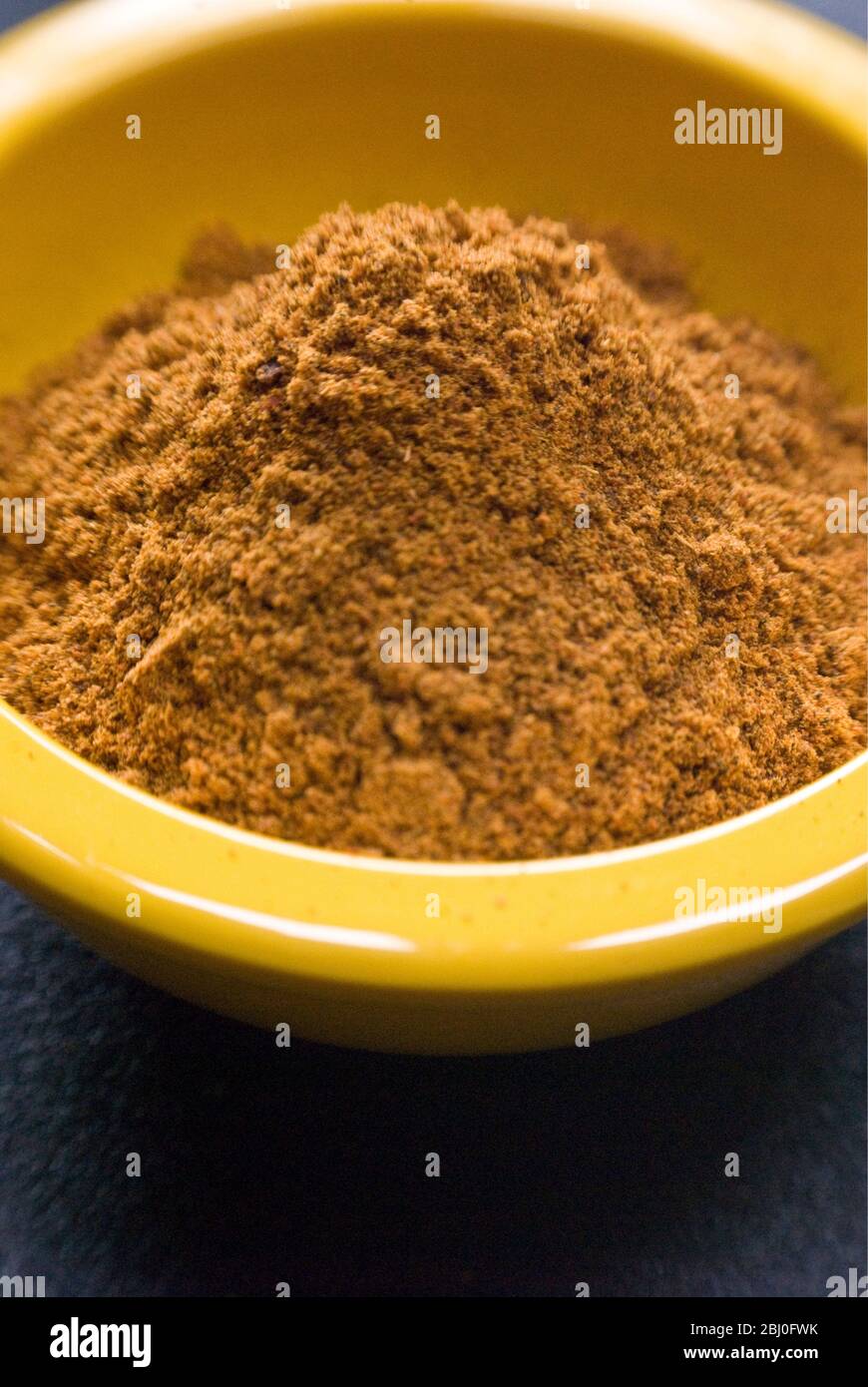 RAS-el-Harnout (nordafrikanische Gewürzmischung), in kleiner gelber Schüssel - Stockfoto