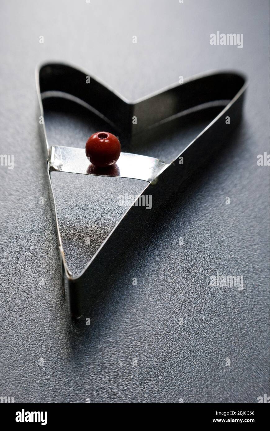 Ausstechform in moderner Herzform mit rotem Perlengriff - Stockfoto