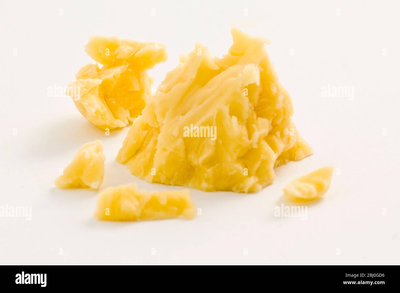 Cheddar Käse auf weißer Oberfläche - Stockfoto