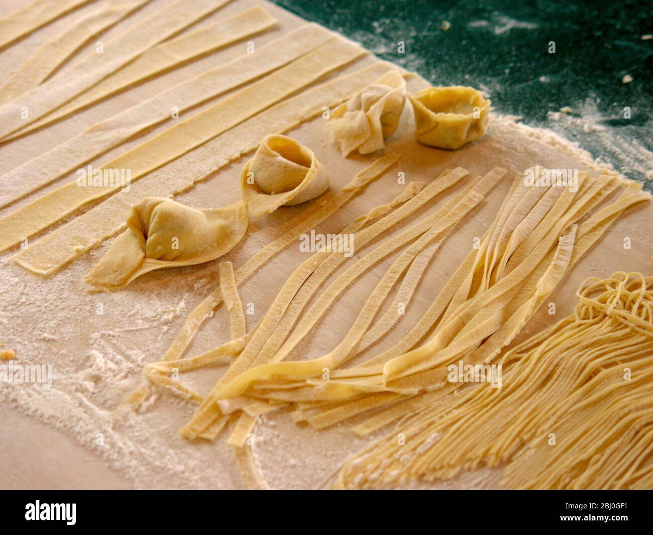 Beispiele für verschiedene Formen von Pasta aus ausgerollten Platten. - Stockfoto