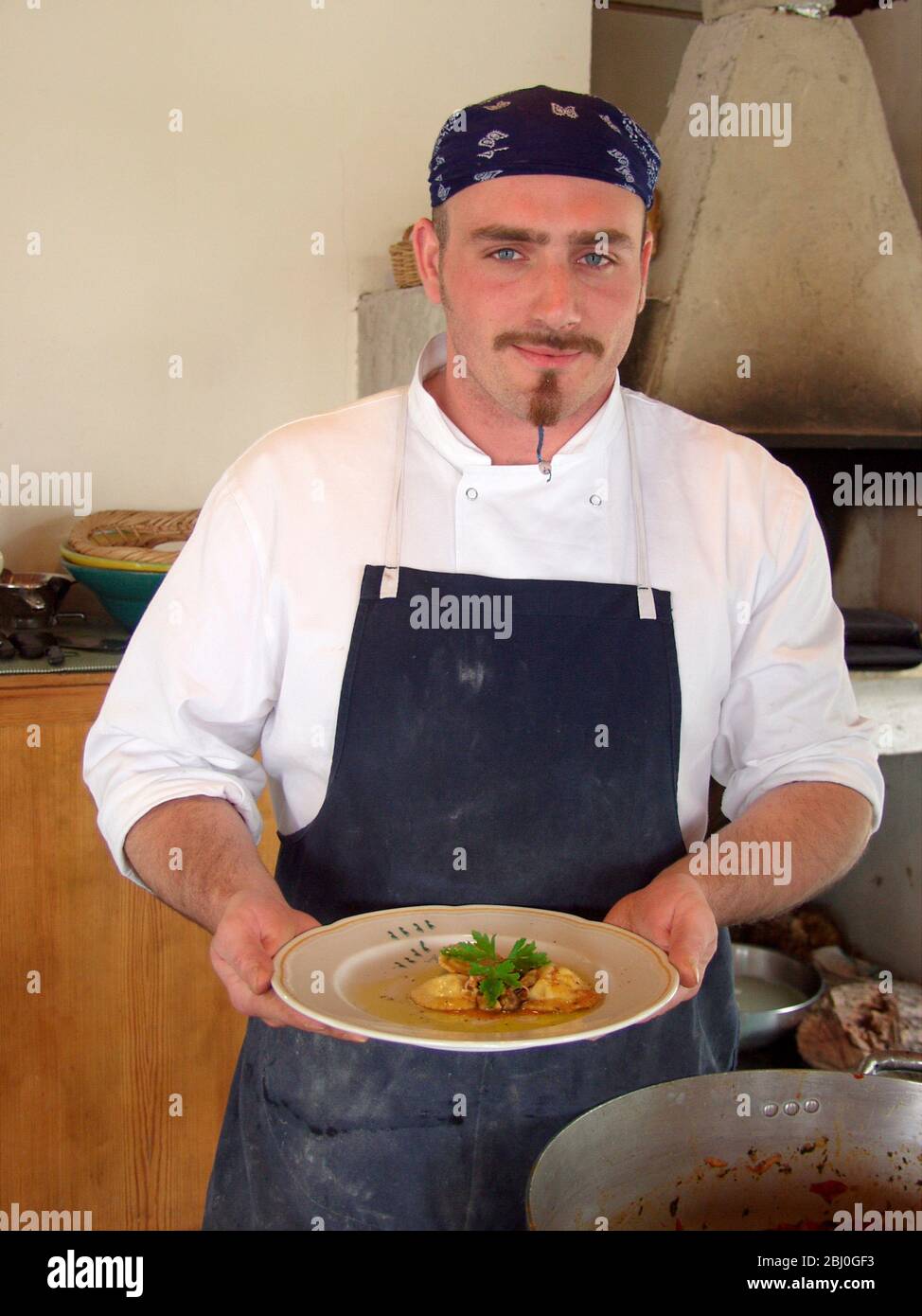 Küchenchef Marco Corsica präsentiert ein Ravioli-Gericht auf Susanna Gelmettis Kurs „Italian Cookery Weeks“. - Stockfoto