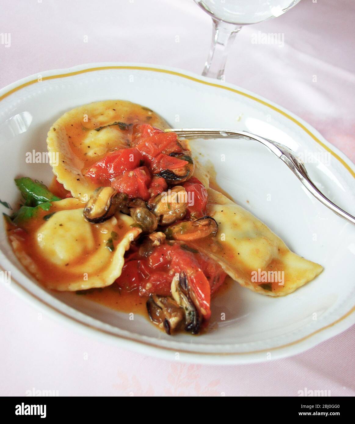 Muscheln mit Tomatensauce und Ravioli - Stockfoto