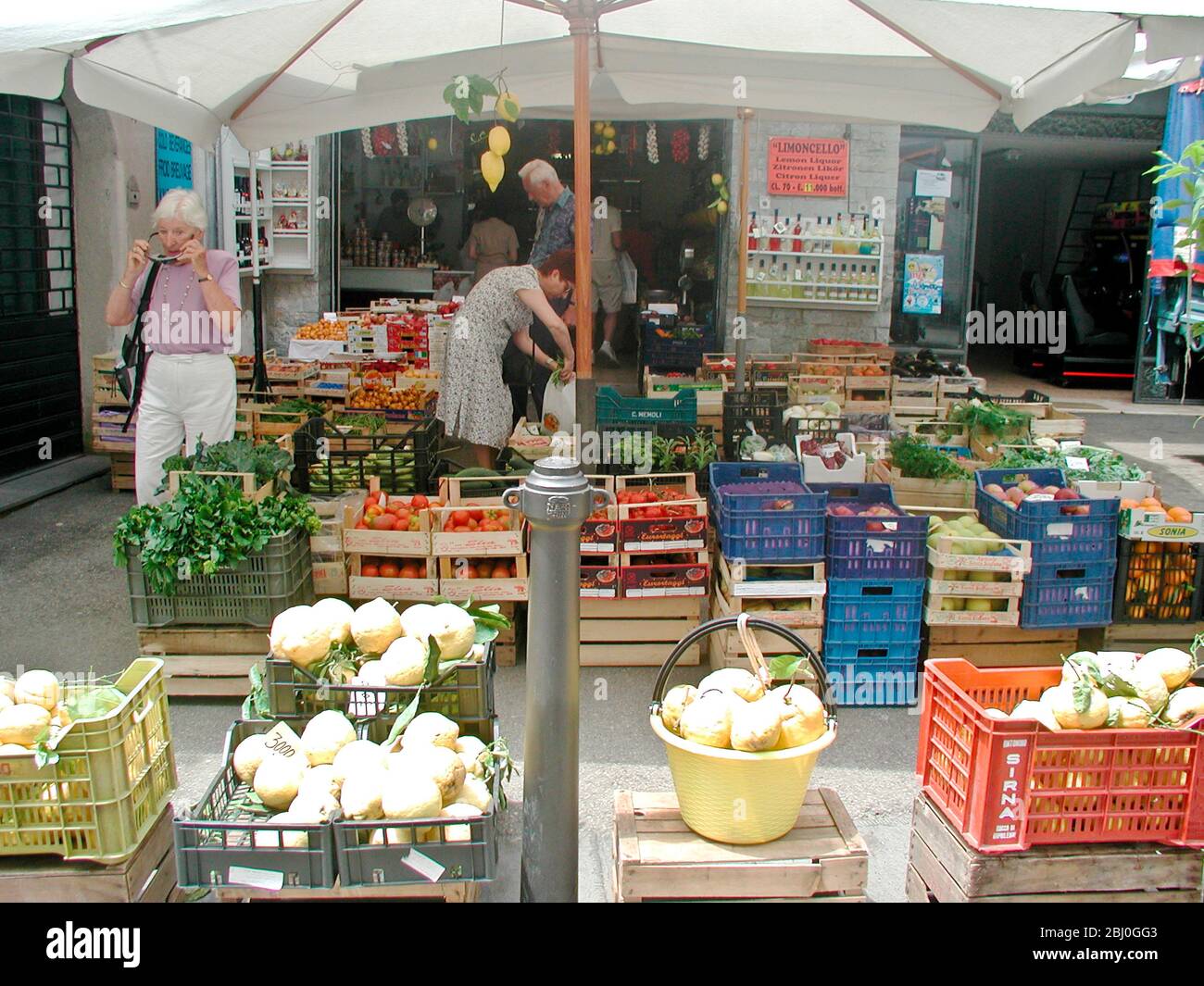 Frisches Gemüse in Boxen unter Sonnenschirmen vor dem Laden in Amalfi, Italien - Stockfoto