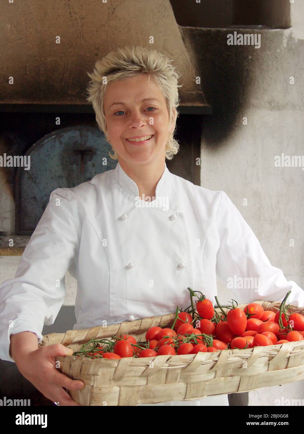 Kochbuchautor und Stylistin Felicity Barnum-Bobb in Italien mit Korb mit italienischen frischen Produkten - Stockfoto