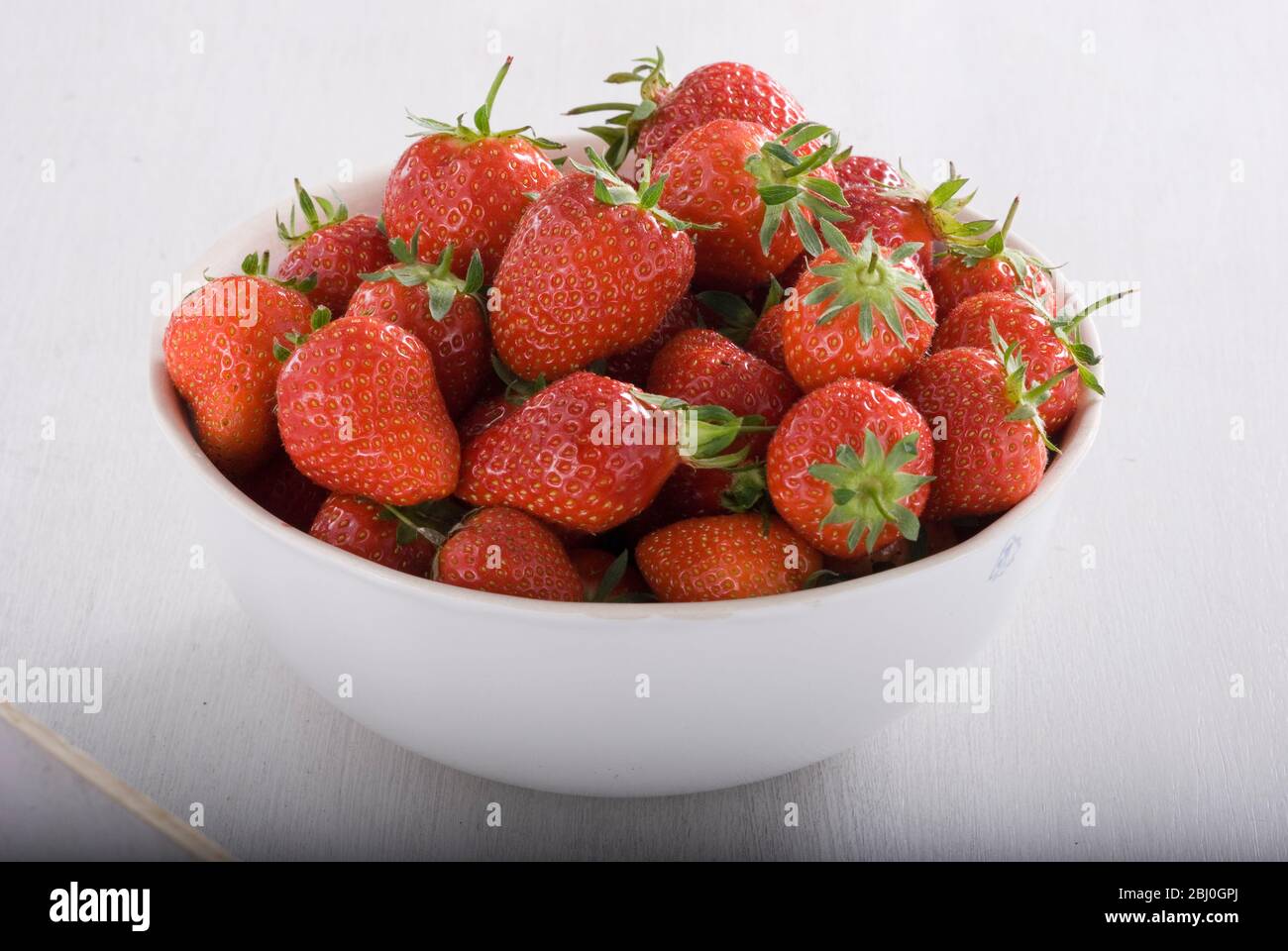 Schüssel voll mit reifen roten Erdbeeren. Stockfoto