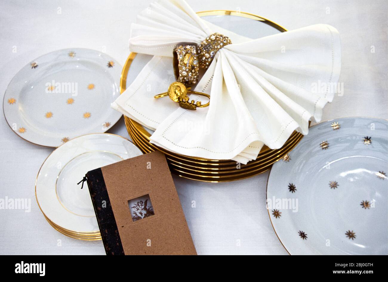 Geschirr und Zubehör zum Legen eines schönen Tisches für Hochzeit oder Party - Stockfoto