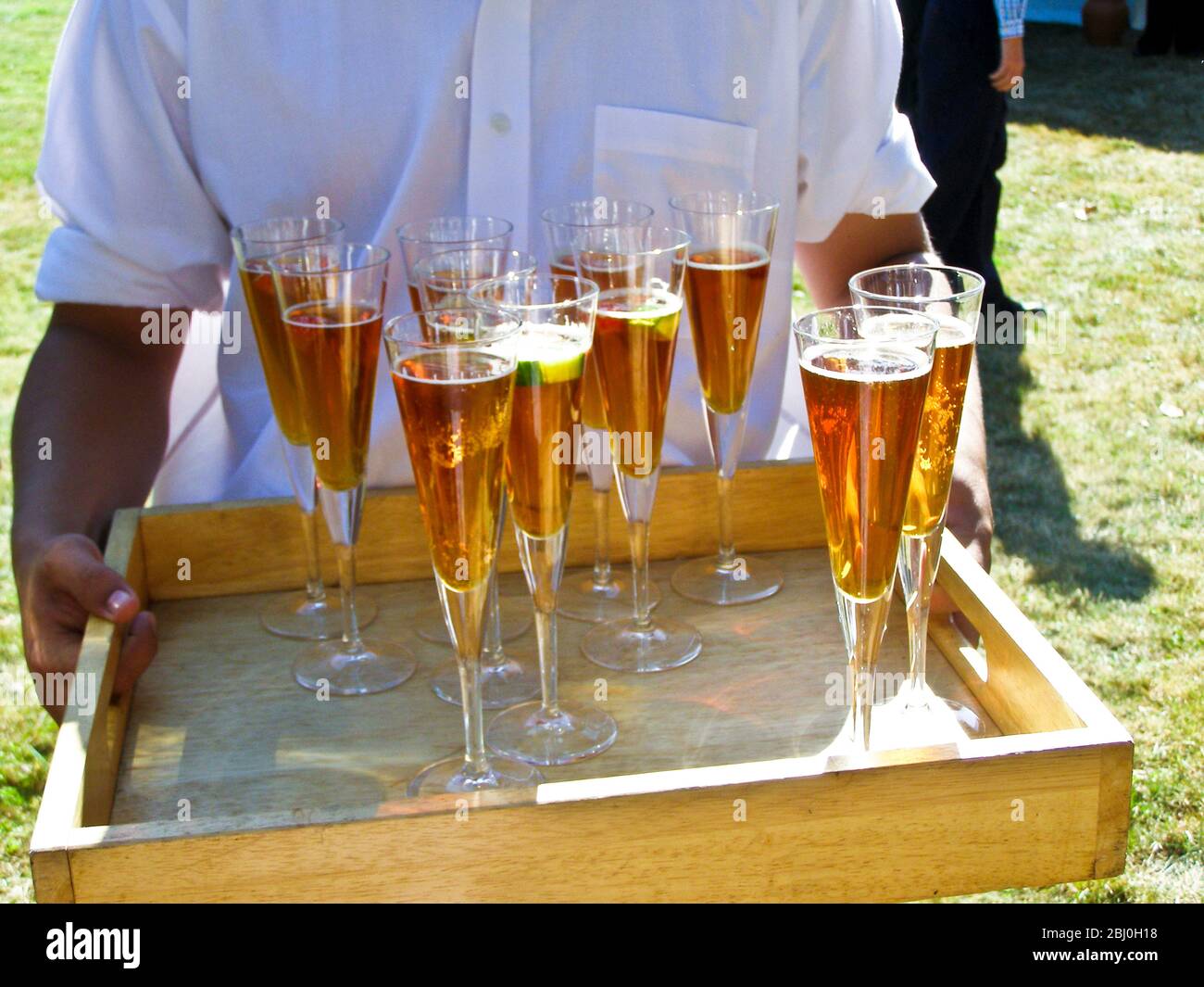 Tablett mit Champagner-Cocktails im Sommer, Hochzeit im Freien - Stockfoto