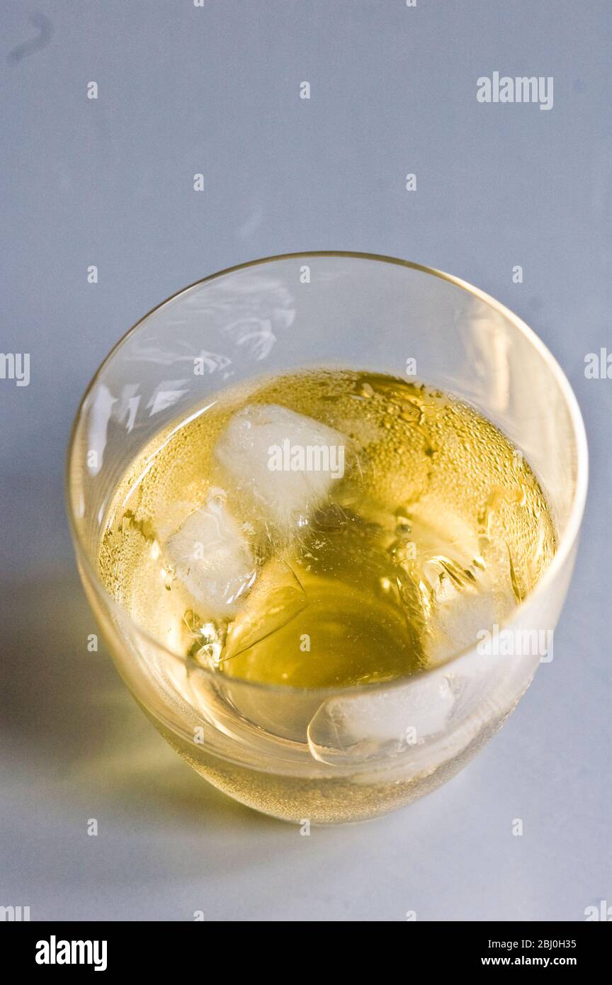 Glas Scotch Whisky von oben gesehen, das Eis und Kondensation zeigt. - Stockfoto