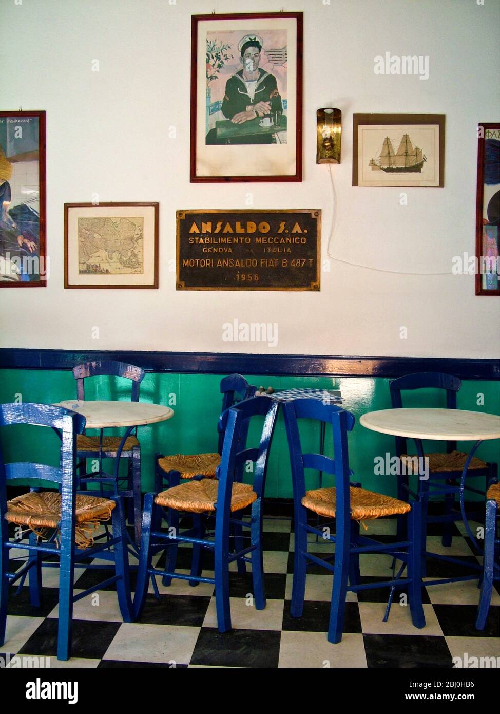 Bar mit blauen Stühlen und kariertem schwarz-weißen Boden, Symi Griechenland - Stockfoto