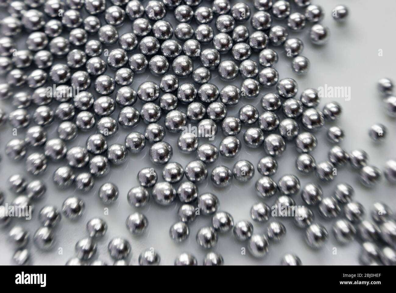 Essbare Silberkugeln für die Kuchendekoration, Aufnahme mit Lensbaby-Linse für unscharfen Rand-Effekt - Stockfoto