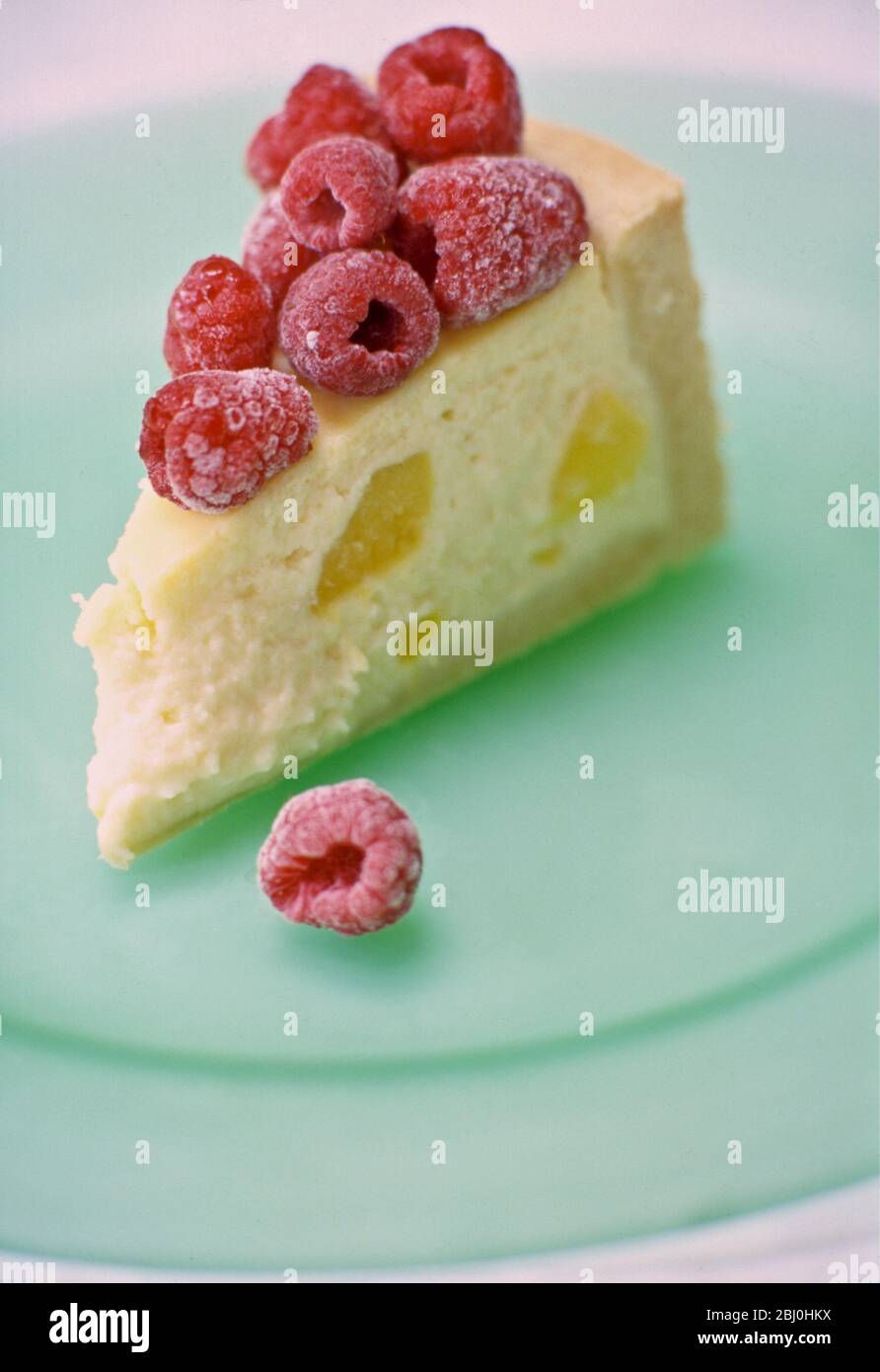 Gebackener Käsekuchen mit Himbeeren - Stockfoto