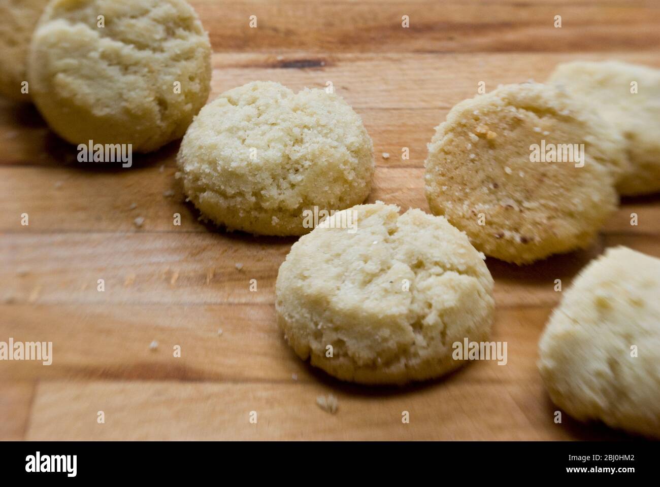 Schmelzmomente Cookies auf Holzunterseite - Stockfoto