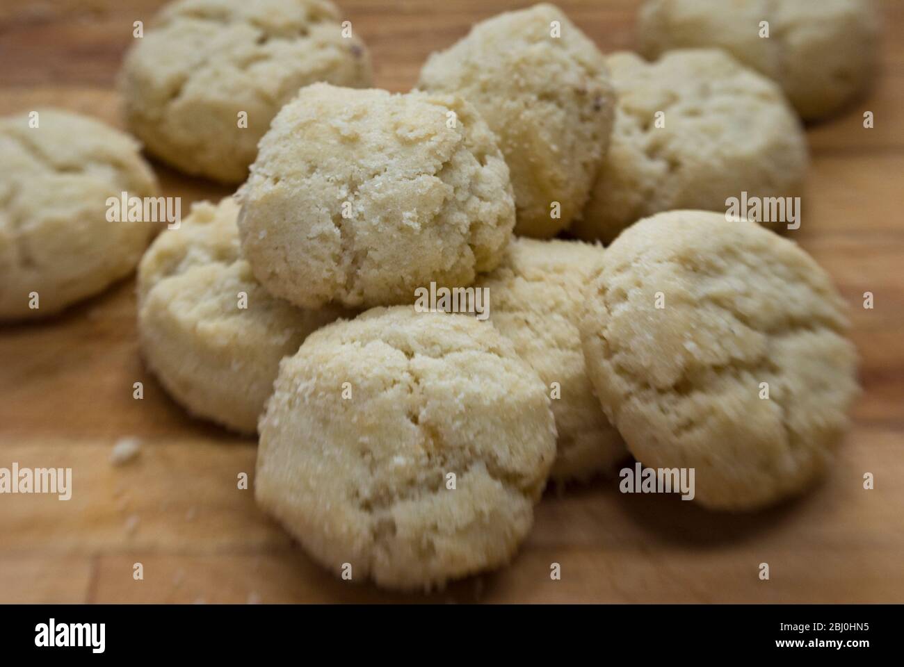 Schmelzmomente Cookies auf Holzunterseite - Stockfoto