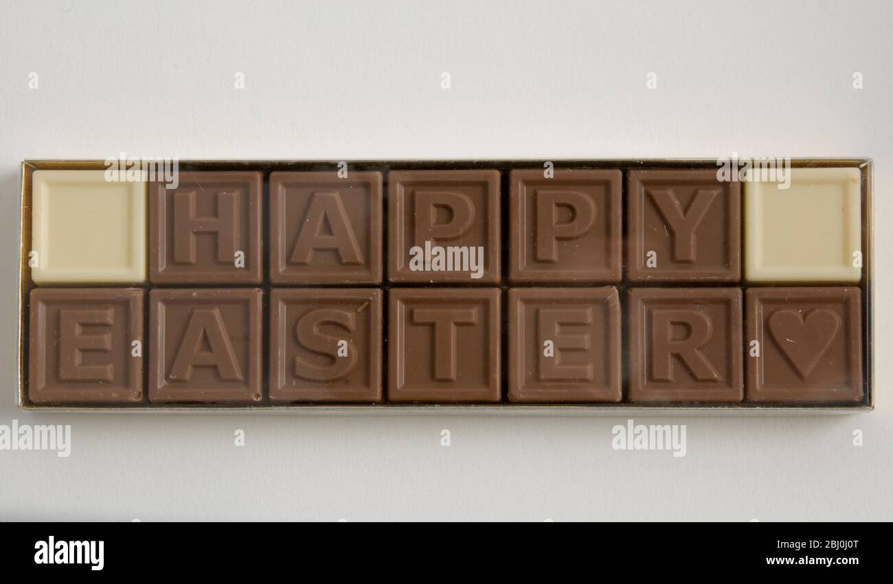 Schokolade Buchstaben mit der Aufschrift 'Frohe Ostern' in der Cellophan-Box als Ostergeschenk - Stockfoto