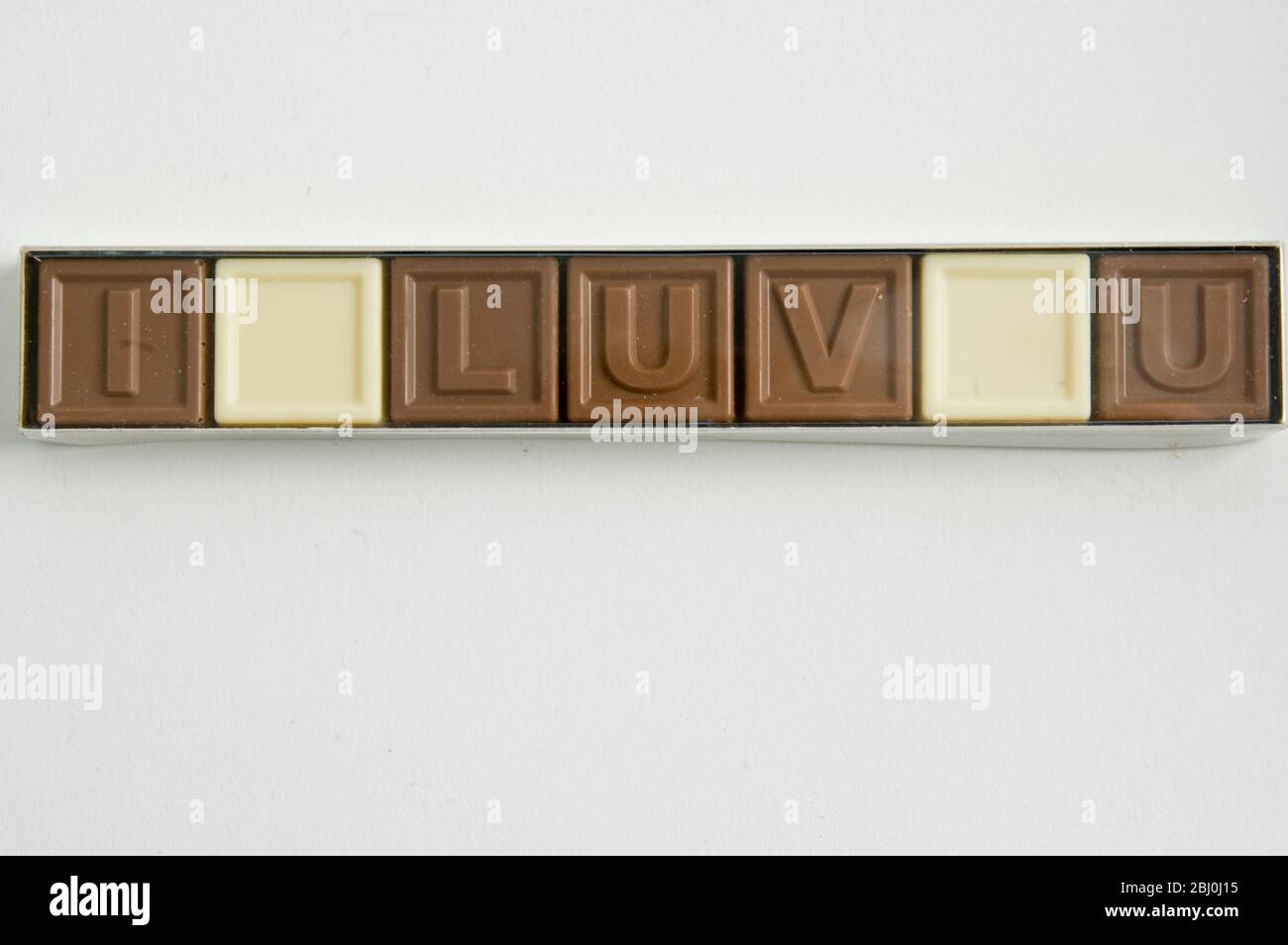 Schokolade Buchstaben mit der Aufschrift "I LOVE YOU" in Cellophan Box als Valentinstag Geschenk - Stockfoto